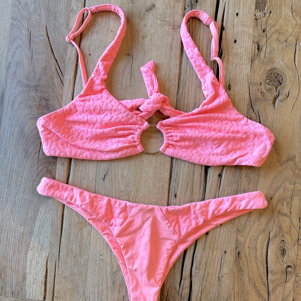 BEACH BUNNY CORAL LEOPARD BIKINI🤍